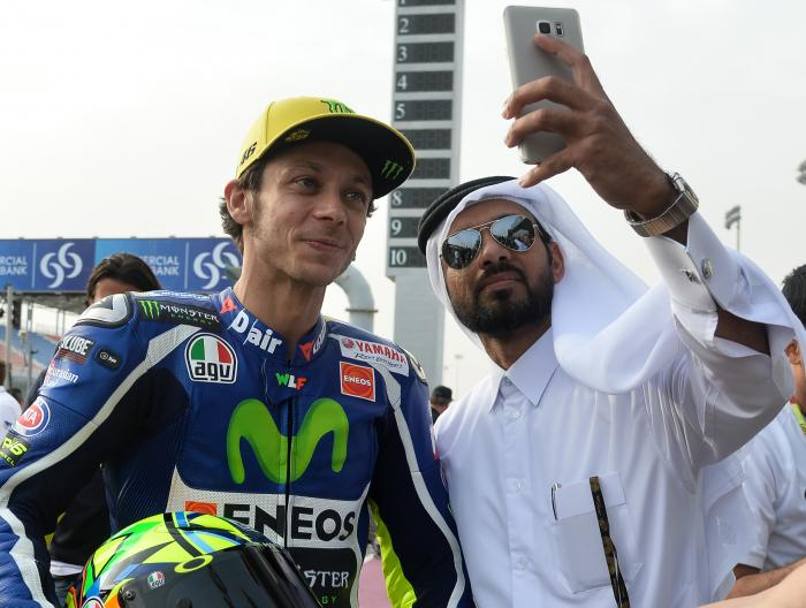 Motogp, prima sessione di prove in vista dell&#39;inizio del gran premio del Qatar . Il selfie dello sceicco con Valentino Rossi (Olycom)